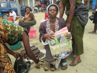 市場でのkuni bora販売の様子1