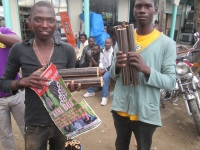 市場でクニボーラ販売の様子