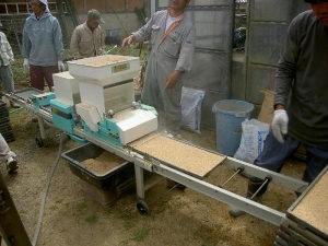 100914擂潰もみ殻播種機